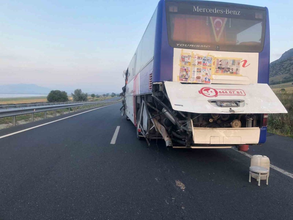 Denizli de feci kaza: Karşı şeride geçen tır otobüsle kafa kafaya çarpıştı