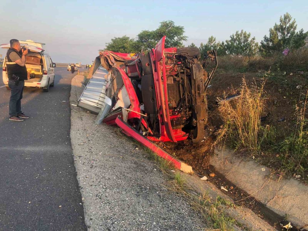 Denizli de feci kaza: Karşı şeride geçen tır otobüsle kafa kafaya çarpıştı