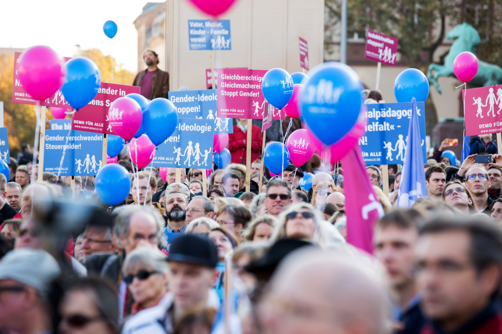Avrupalı aileler LGBT'ye karşı birleşti' Aile yapısını korumak gerek!'