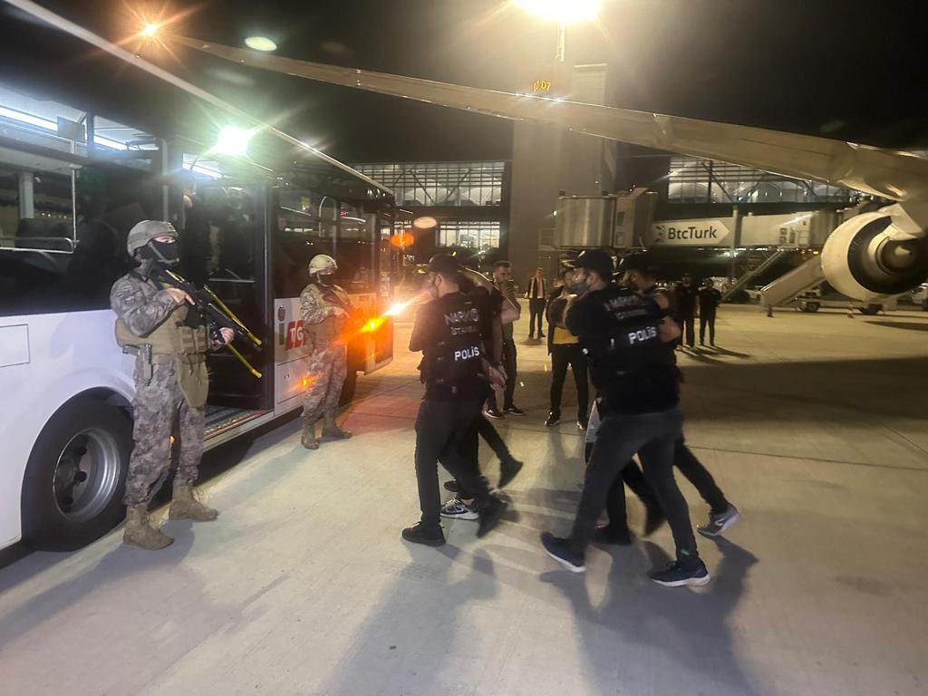 İnterpol tarafından kırmızı bültenle aranan şahıslar yakalandı! Suç makinesi çıktılar!