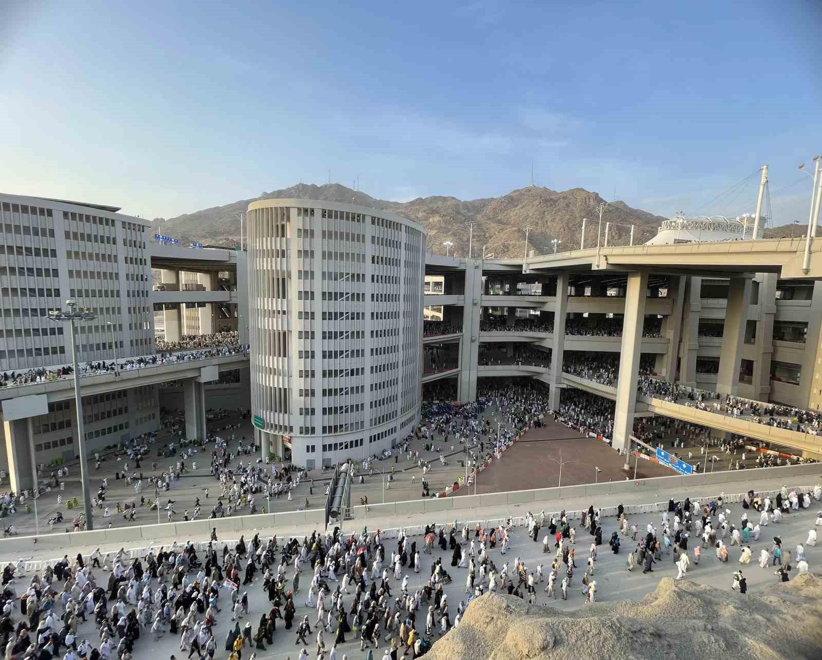 Hacıların dönüşü başladı! Milyonlar evine dönüyor!