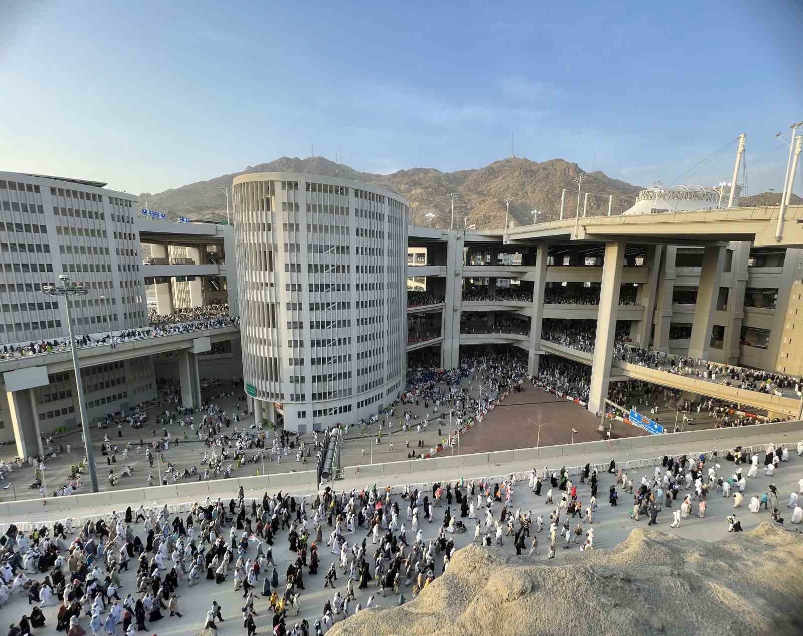 Hacıların dönüşü başladı! Milyonlar evine dönüyor!