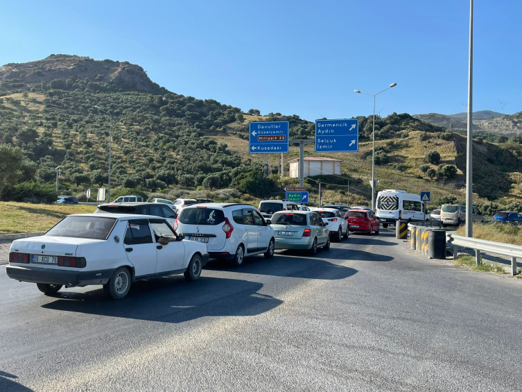 Bayram tatili bitiyor! Dönüş yolculuğu başladı, trafik birçok noktada kilitlendi!