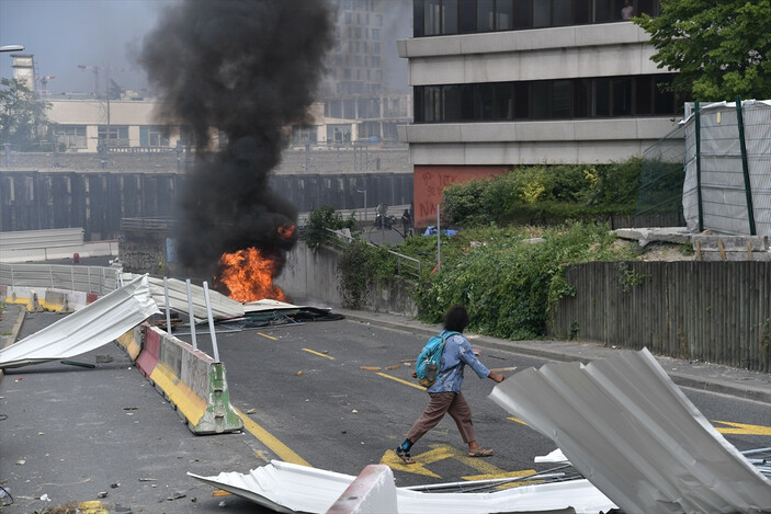 Olayların yeni merkez üssü Marsilya ve Lyon! OHAL ilan edilebilir!