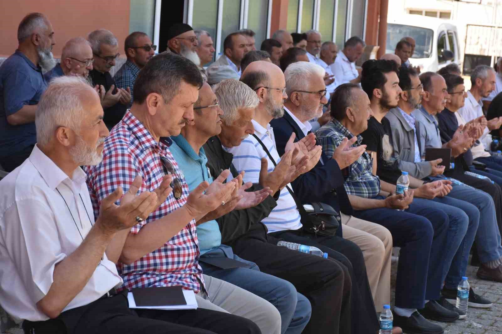 50 yıl sonra mezun oldukları okulun bahçesinde buluşup hasret giderdiler