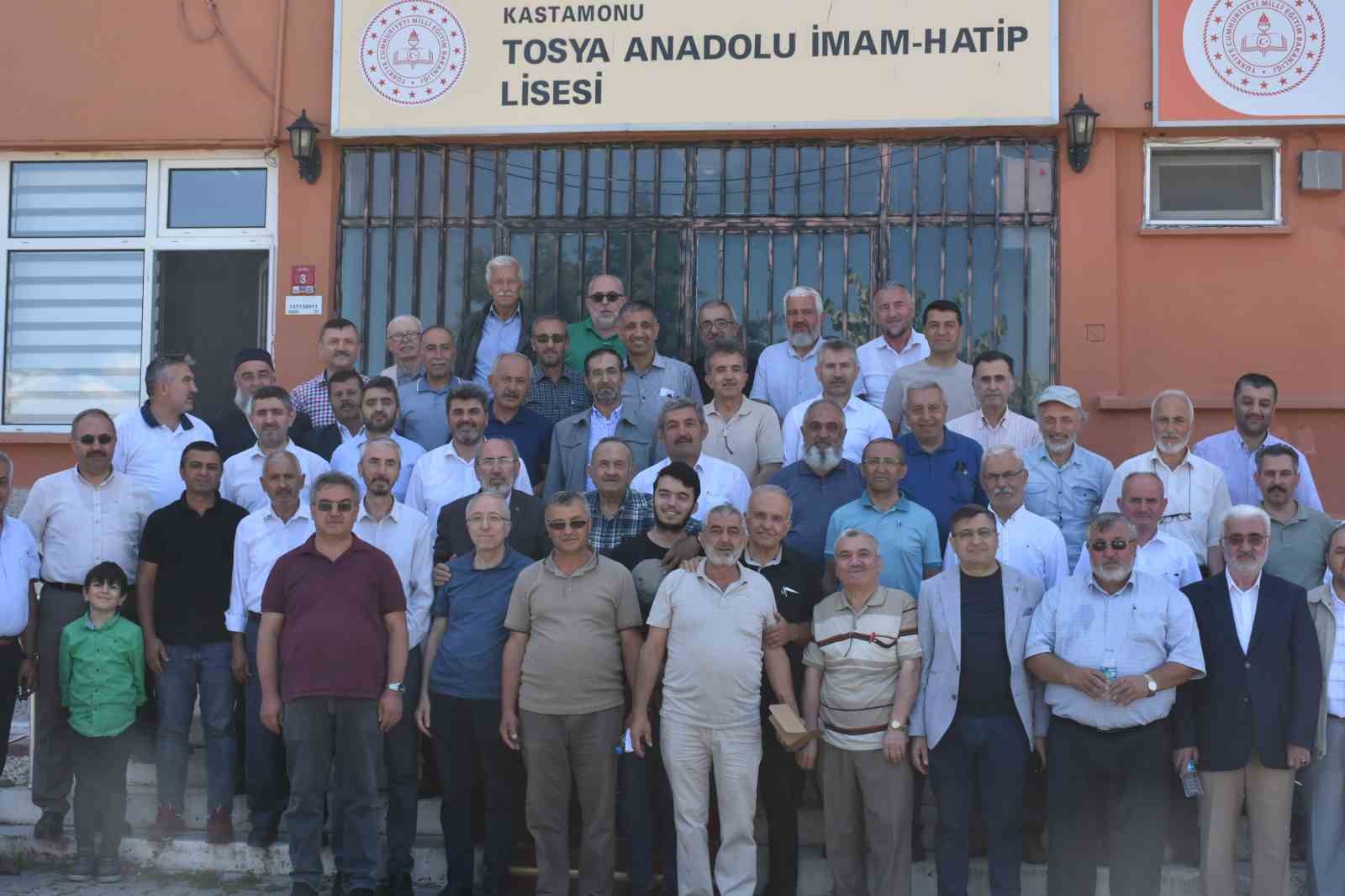 50 yıl sonra mezun oldukları okulun bahçesinde buluşup hasret giderdiler