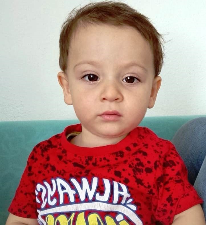 Üzerine televizyon düşen 2,5 yaşındaki çocuk yaşama tutunamadı