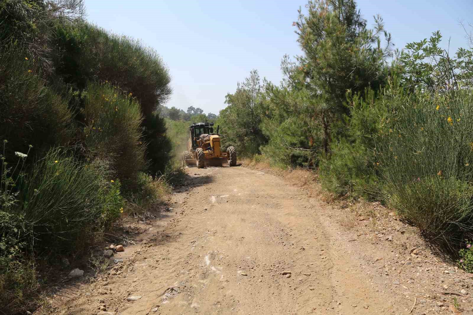 Efeler Belediyesi ulaşıma kapanan yollara hızlı müdahale etti