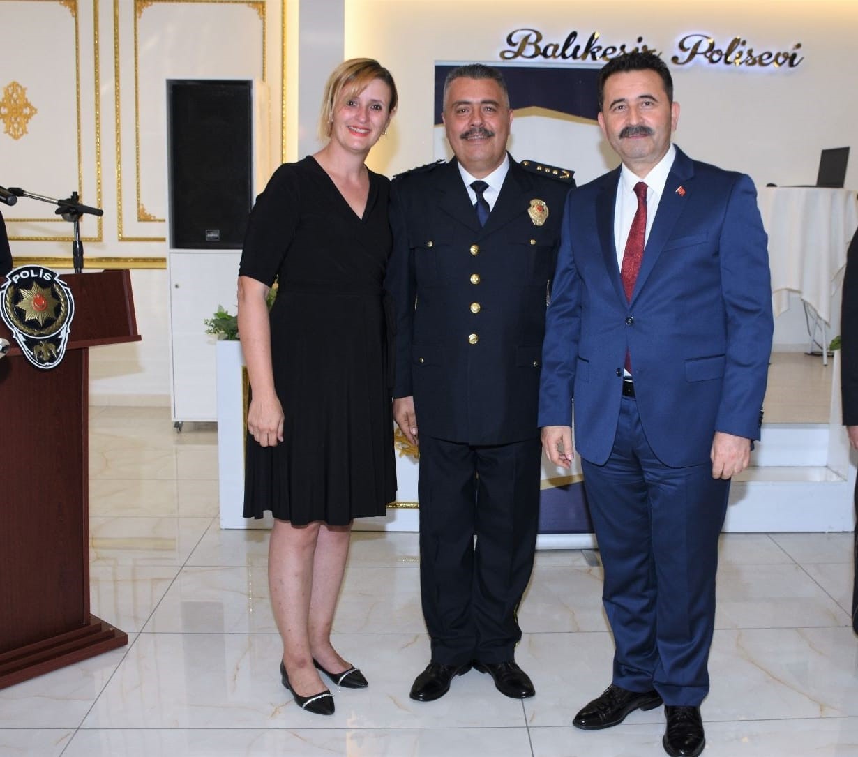 Başarılı müdürün terfii eşi kadar Edremit halkını da mutlu etti, rütbesini eşi taktı