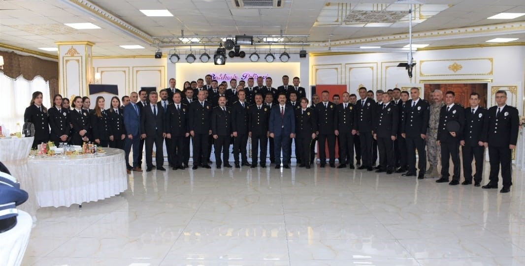 Başarılı müdürün terfii eşi kadar Edremit halkını da mutlu etti, rütbesini eşi taktı