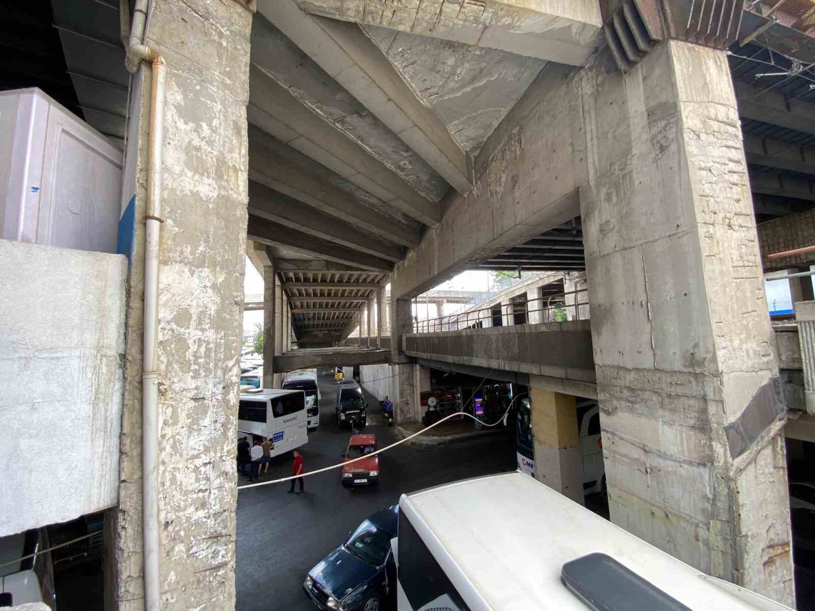 İstanbul Büyükşehir Belediyesi'nin "yeniledik" dediği Büyük İstanbul Otogarı'nda ortaya çıkan görüntüler pes dedirtti. Çürüyen kolonlar ve pis koku vatandaşları isyan ettirdi.