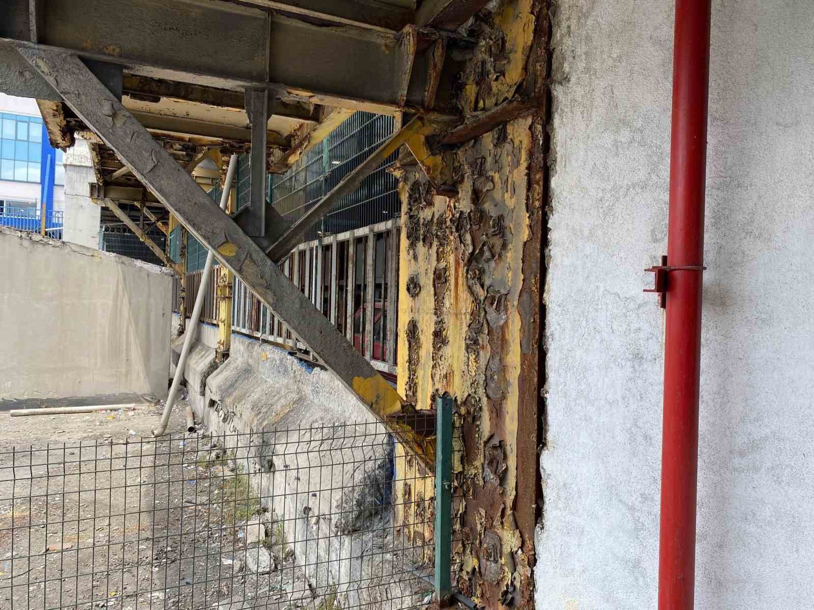 İstanbul Büyükşehir Belediyesi'nin "yeniledik" dediği Büyük İstanbul Otogarı'nda ortaya çıkan görüntüler pes dedirtti. Çürüyen kolonlar ve pis koku vatandaşları isyan ettirdi.