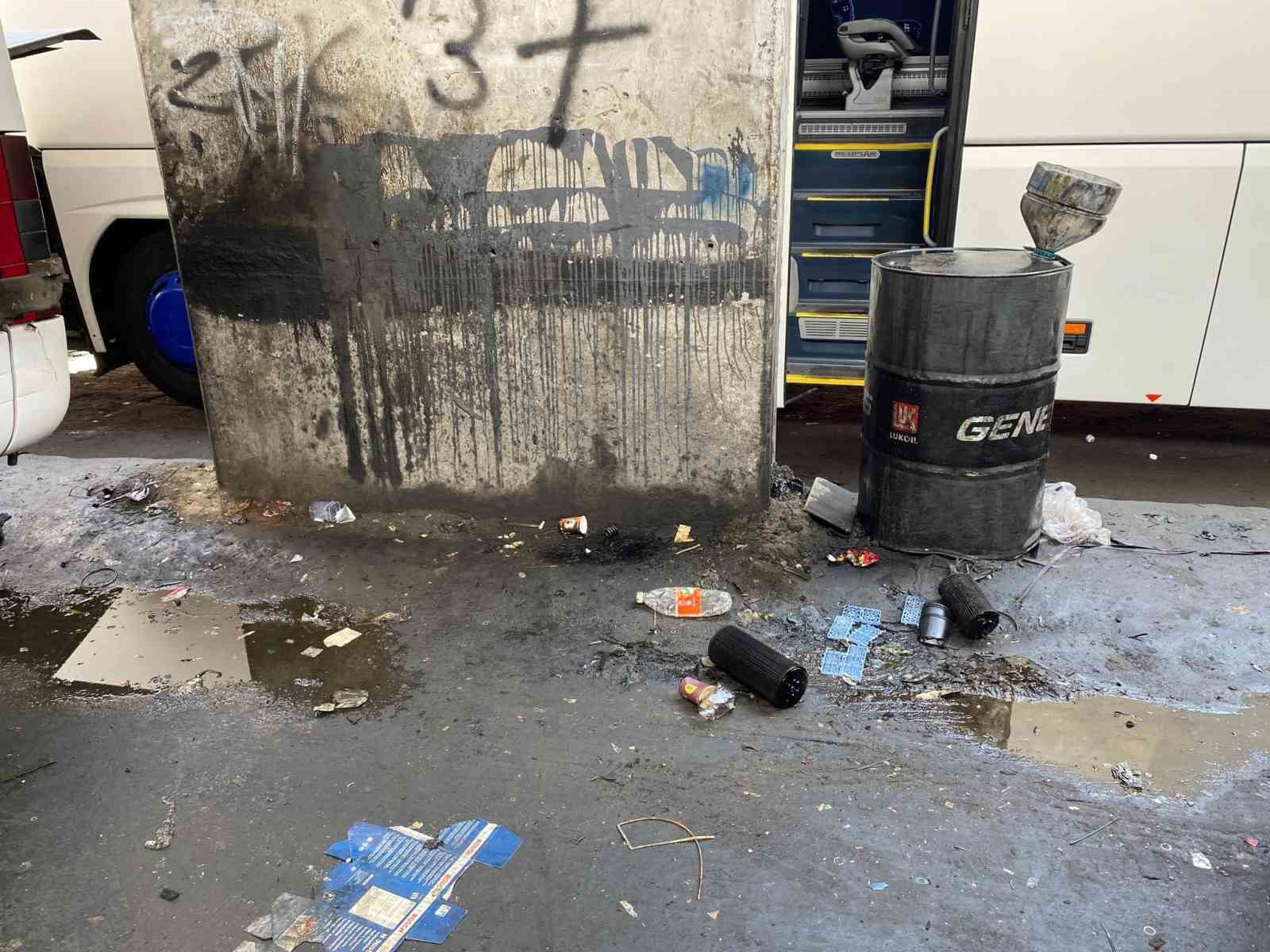 İstanbul Büyükşehir Belediyesi'nin "yeniledik" dediği Büyük İstanbul Otogarı'nda ortaya çıkan görüntüler pes dedirtti. Çürüyen kolonlar ve pis koku vatandaşları isyan ettirdi.