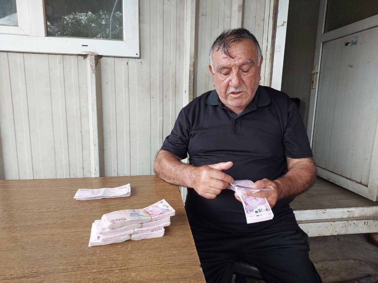 Deprem bölgesinde bulduğu 50 bin TL’yi sahibine teslim etti