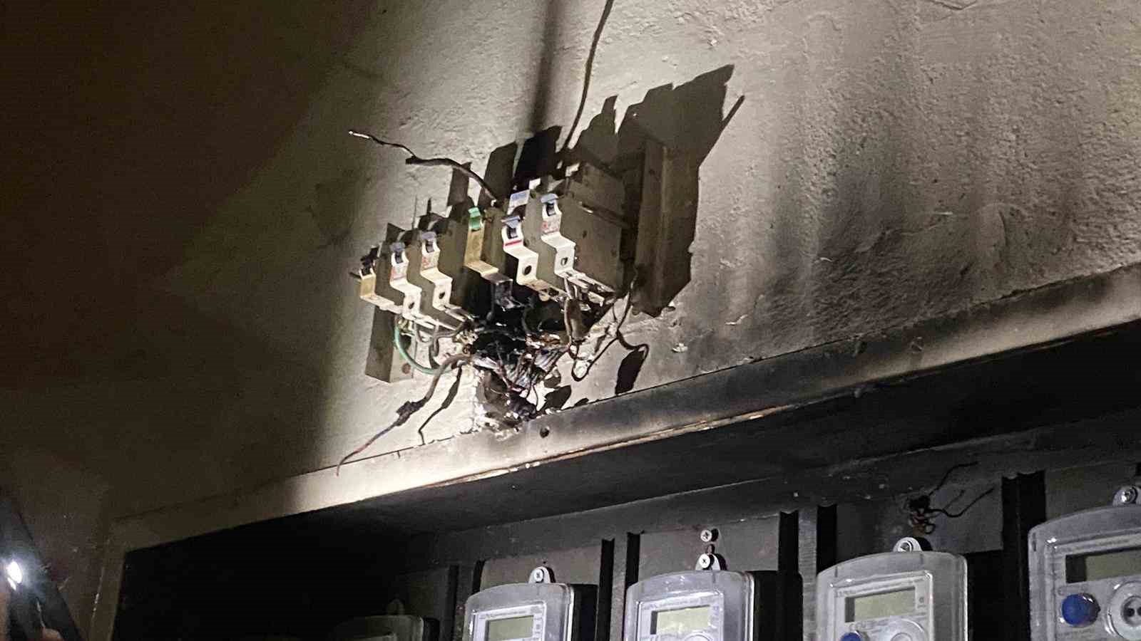 Apartmanı saran aşırı koku vatandaşları panikle sokağa döktü