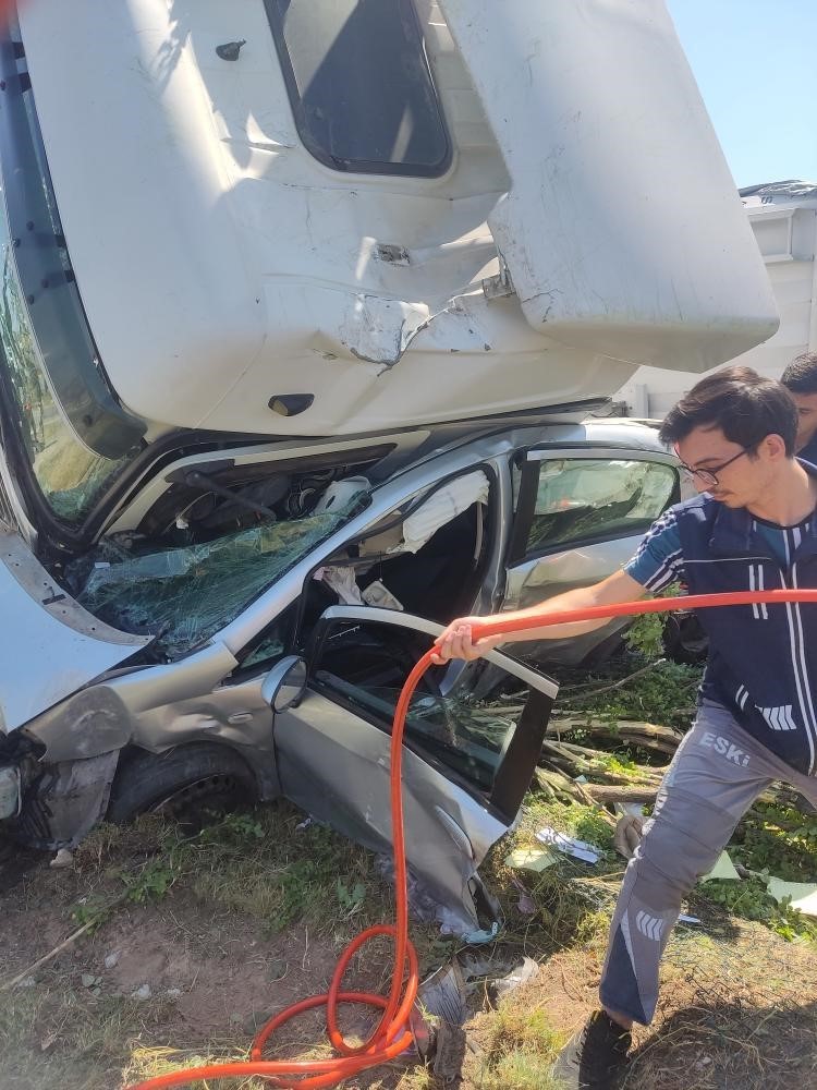 Kırmızı ışıkta geçen tır dehşet yaşattı! Otomobili böyle biçti