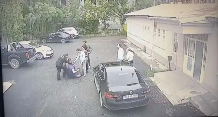 Kars’ta Kaymakamın önünde koruması İHA muhabirini darp etti, kaymakam izledi