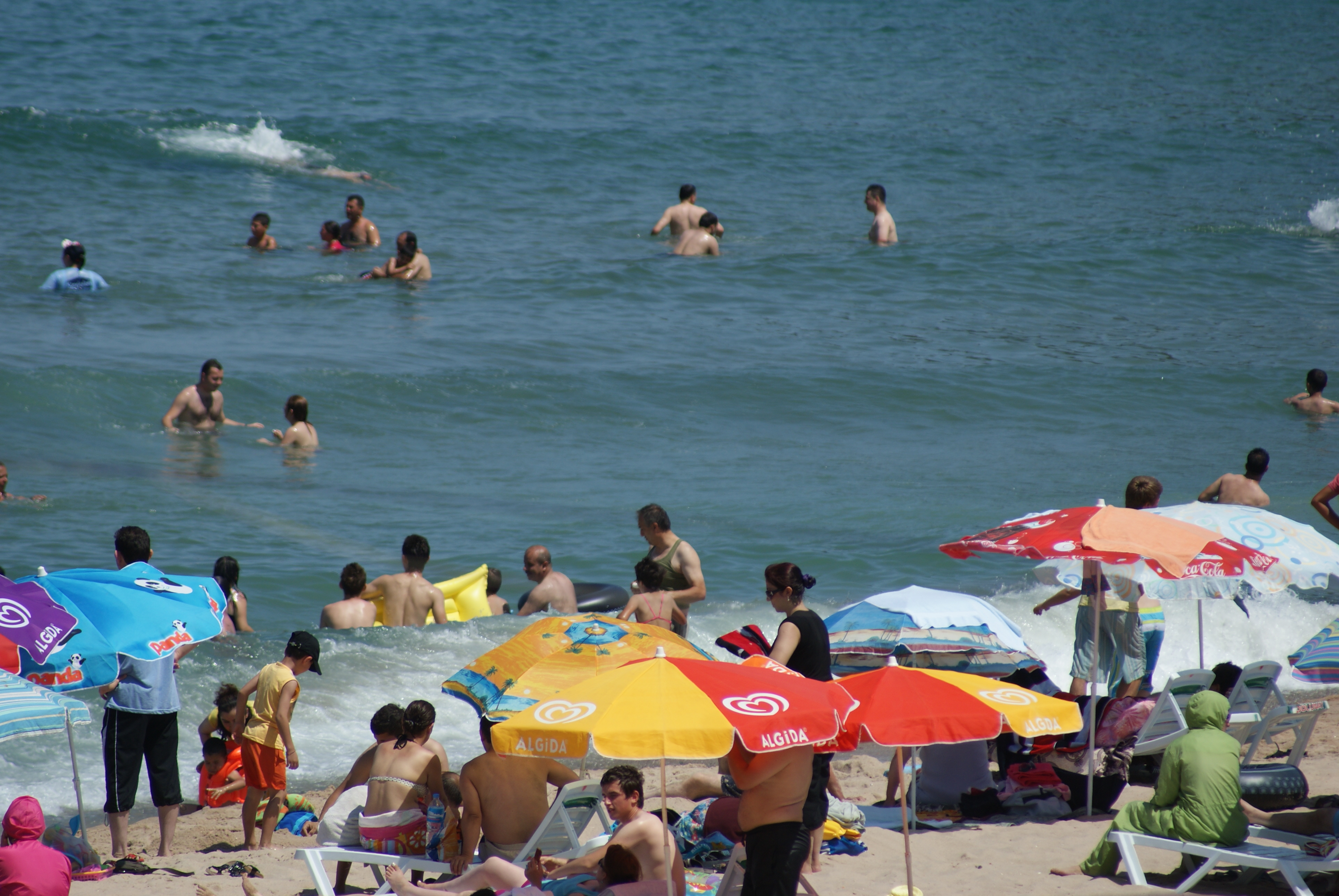 El Nino sıcaklarının etkisi vatandaşları halk plajına döktü