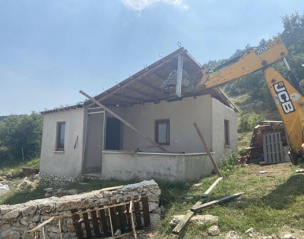 Körfez’de yıkım çalışması, 3 kaçak yapı yıkıldı