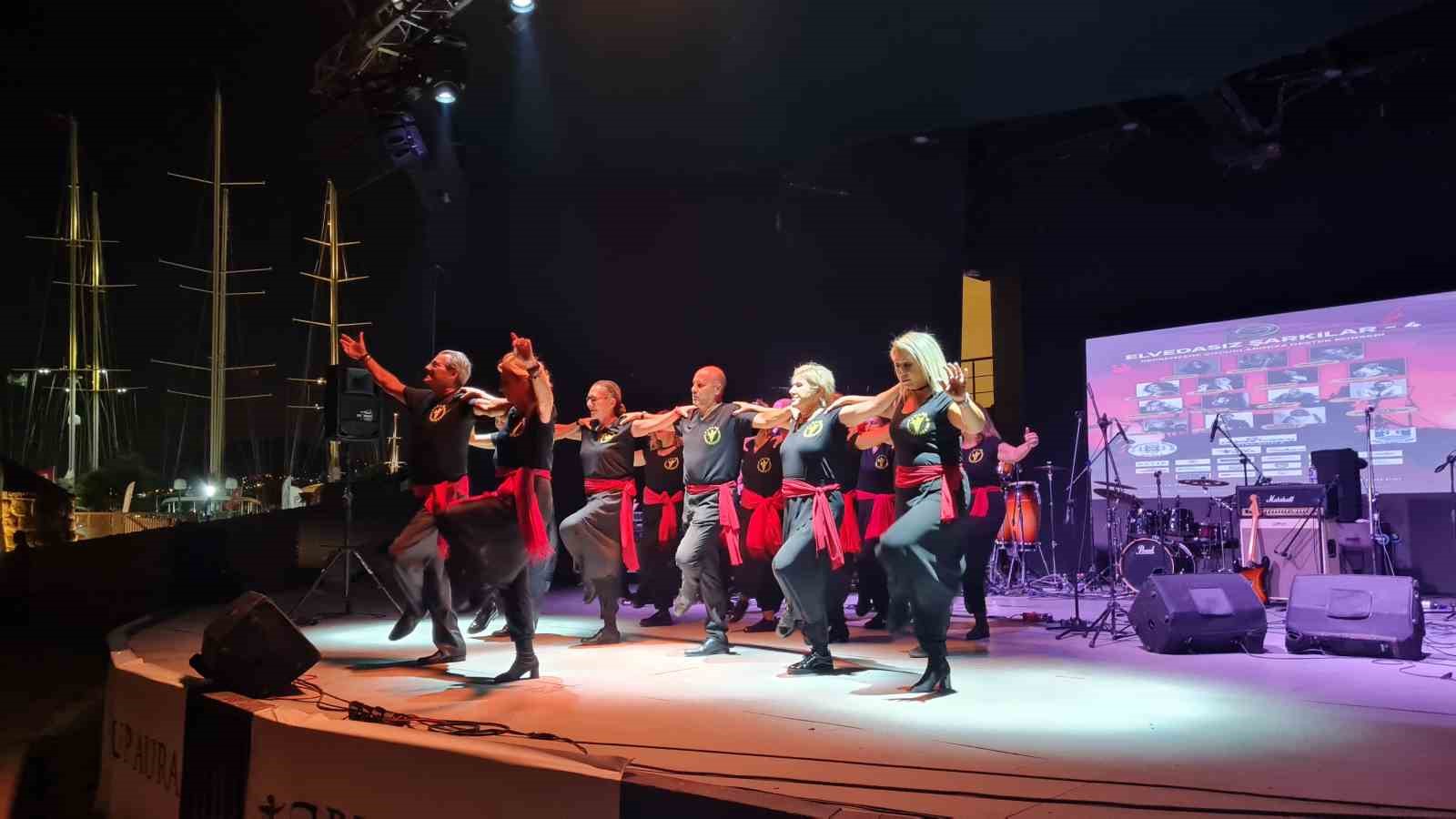 Sanatçılar Muğla'yı salladı! Depremzede çocuklar için söylediler