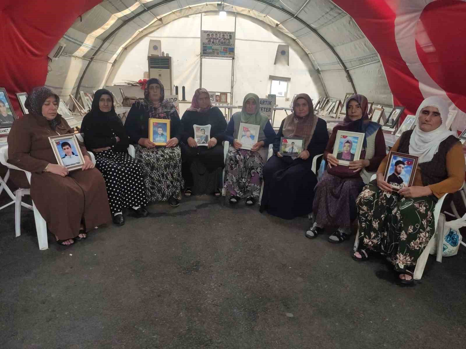 Diyarbakır anneleri çocuklarının yolunu gözlüyor! Evlat nöbeti sürüyor!