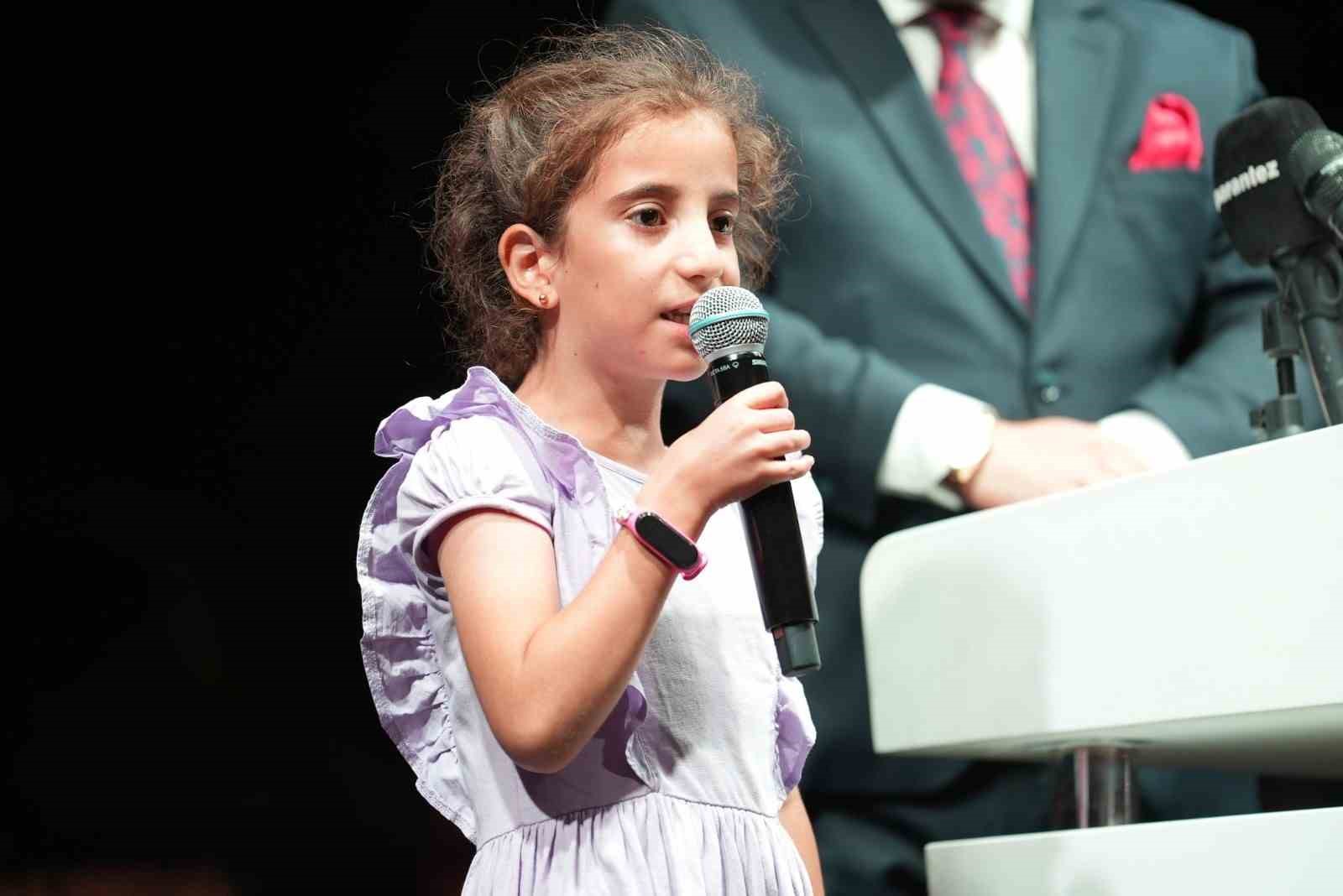 Okuduğu şiir ile ilgi odağı oldu, küçük kıza tablet hediye edildi