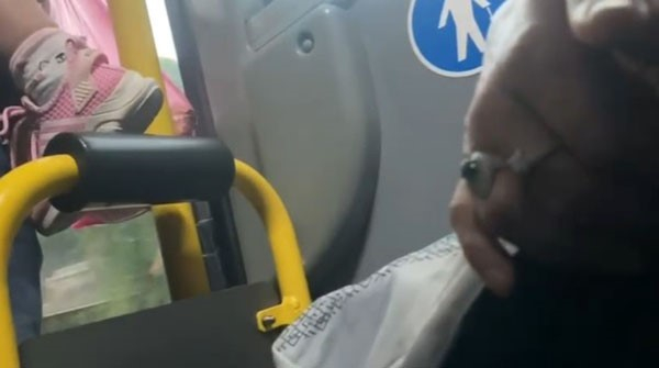 Otobüste "Çarşafın bana değiyor, tiksiniyorum sizden" diyen kadına diğer yolcular haddini bildirdi!