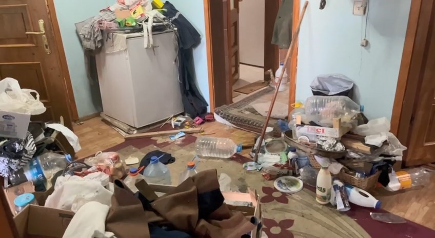 Çöp dolu binadan kamyon kamyon çöp çıktı