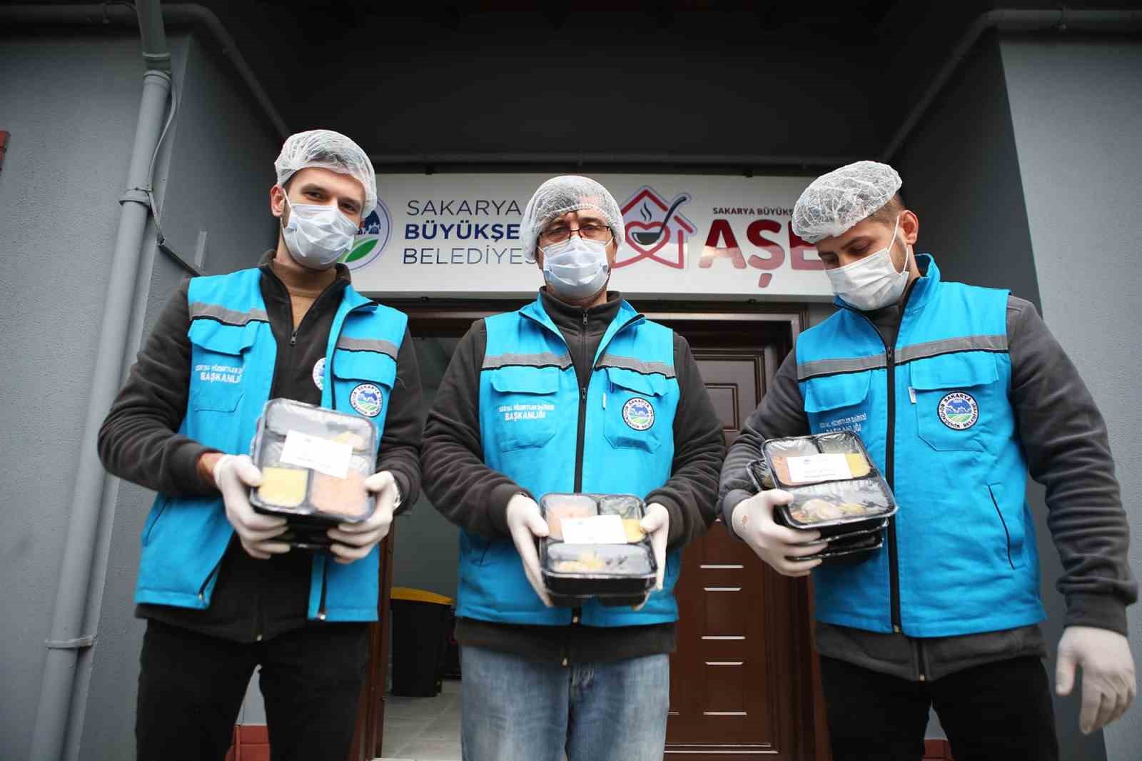 İhtiyaç sahiplerini unutmadılar, bu ocakta 3 çeşit yemek pişirip dağıtıyorlar