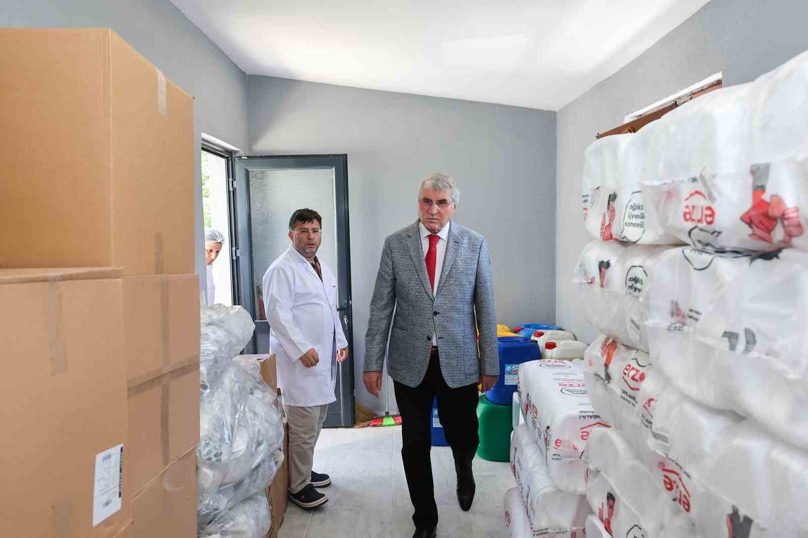 İhtiyaç sahiplerini unutmadılar, bu ocakta 3 çeşit yemek pişirip dağıtıyorlar