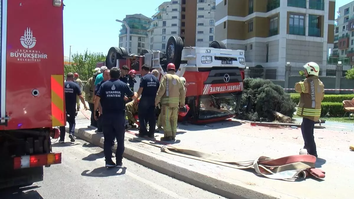 Pendik’te itfaiye aracının lastiği patladı! Ters dönen araçtan 5 yaralı çıkarıldı