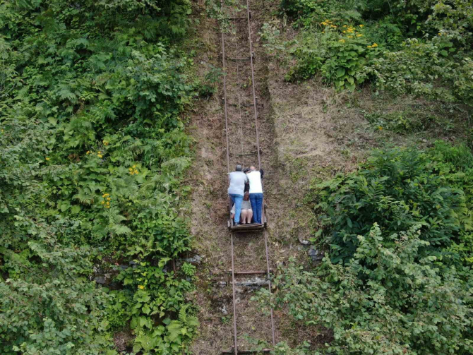 Trabzon'dan ilginç çözdüm! 60 derecelik dik yamaçtaki evine raylı sistemle inip çıkıyor