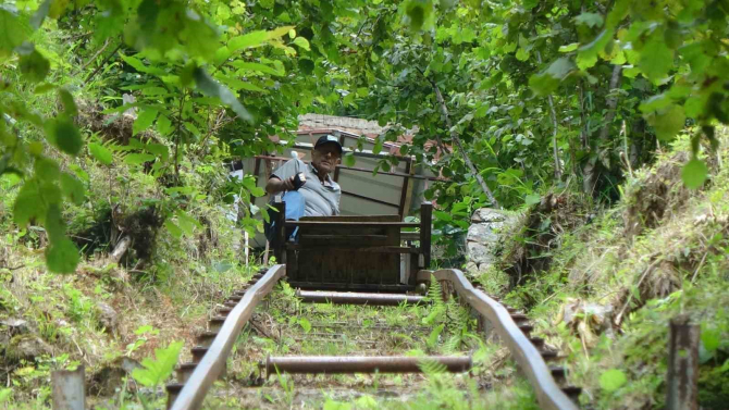 Trabzon'dan ilginç çözdüm! 60 derecelik dik yamaçtaki evine raylı sistemle inip çıkıyor