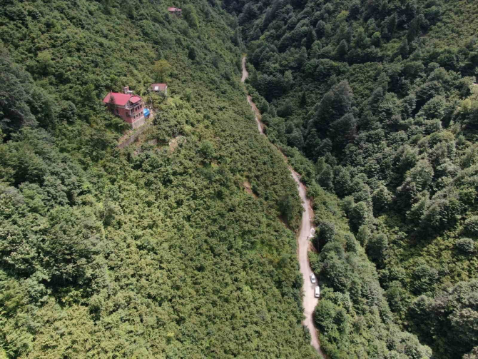 Trabzon'dan ilginç çözdüm! 60 derecelik dik yamaçtaki evine raylı sistemle inip çıkıyor