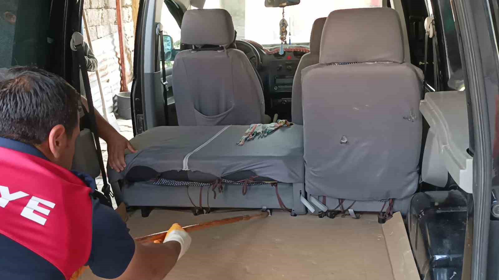 Aracın içine giren yılan korkuttu! Araç sahibi itfaiyeyi seferber etti