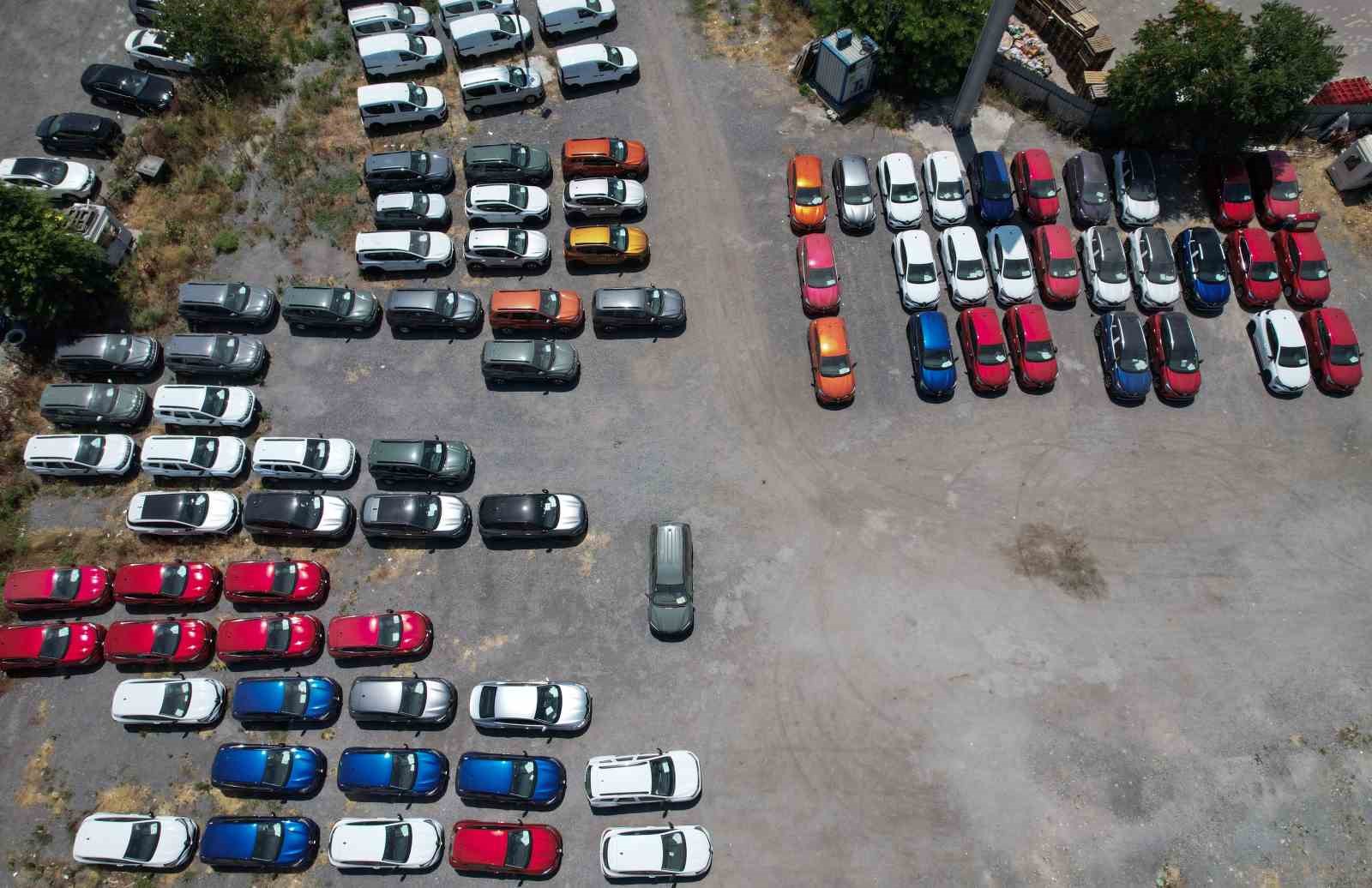 Sıfır araç sıkıntısı varken, stok araçlar görenlerin dikkatini çekti