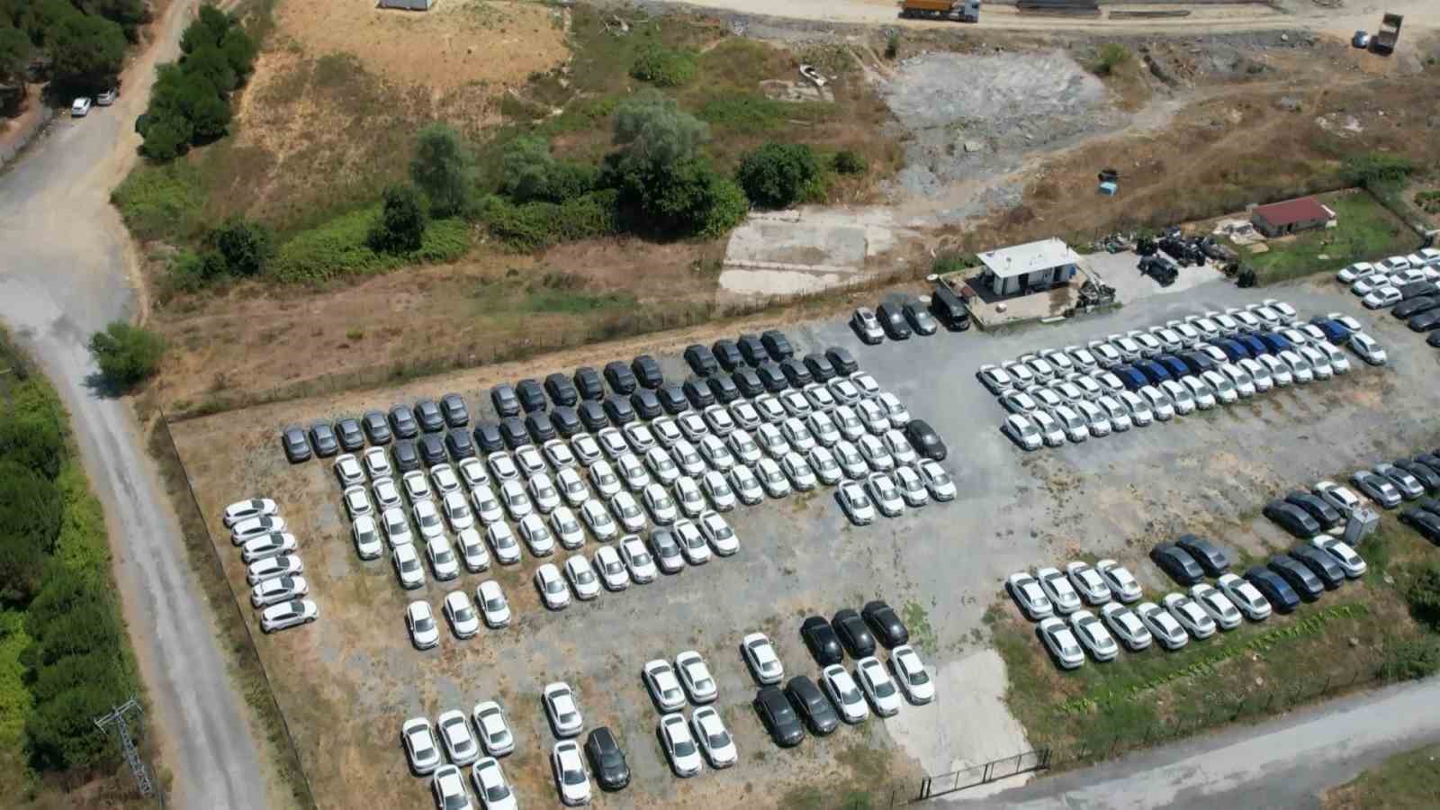 Sıfır araç sıkıntısı varken, stok araçlar görenlerin dikkatini çekti