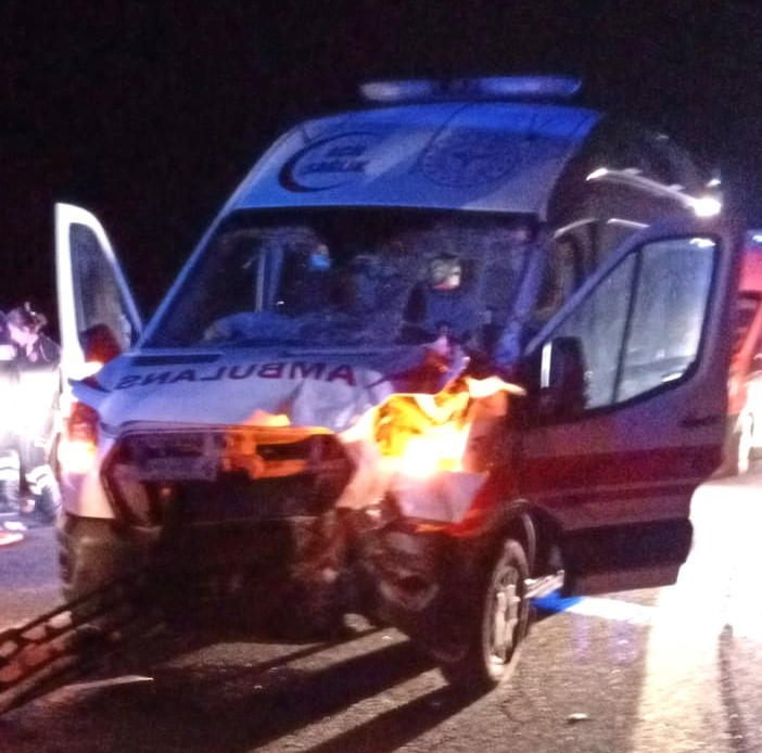 Adıyaman'da feci kaza! Ambulans traktörle kafa kafaya çarpıştı