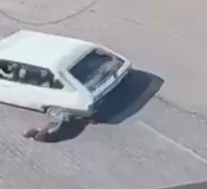 Kadın sürücü, yayaya önce çarptı sonra üzerinden geçti!