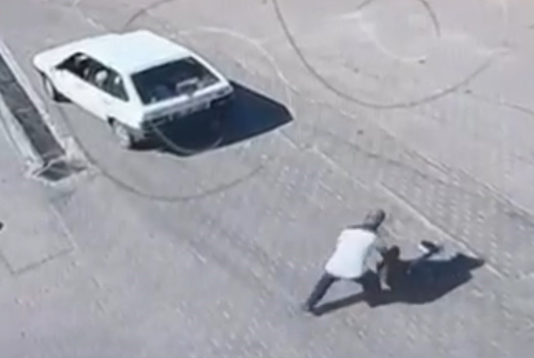 Kadın sürücü, yayaya önce çarptı sonra üzerinden geçti!