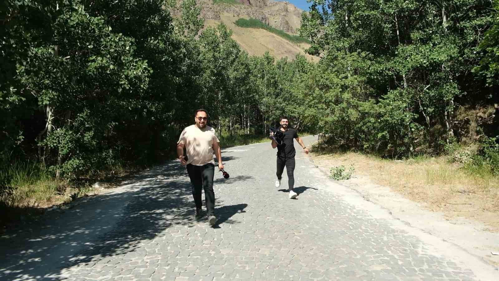 İHA muhabiri ayıyla burun buruna geldi! Ayı saldırısından son anda kurtuldu! 