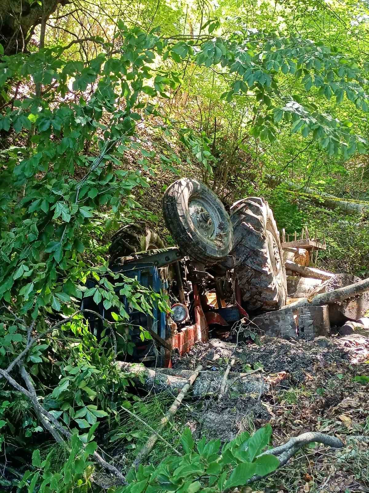 Devrilen traktörün altında can verdi! 