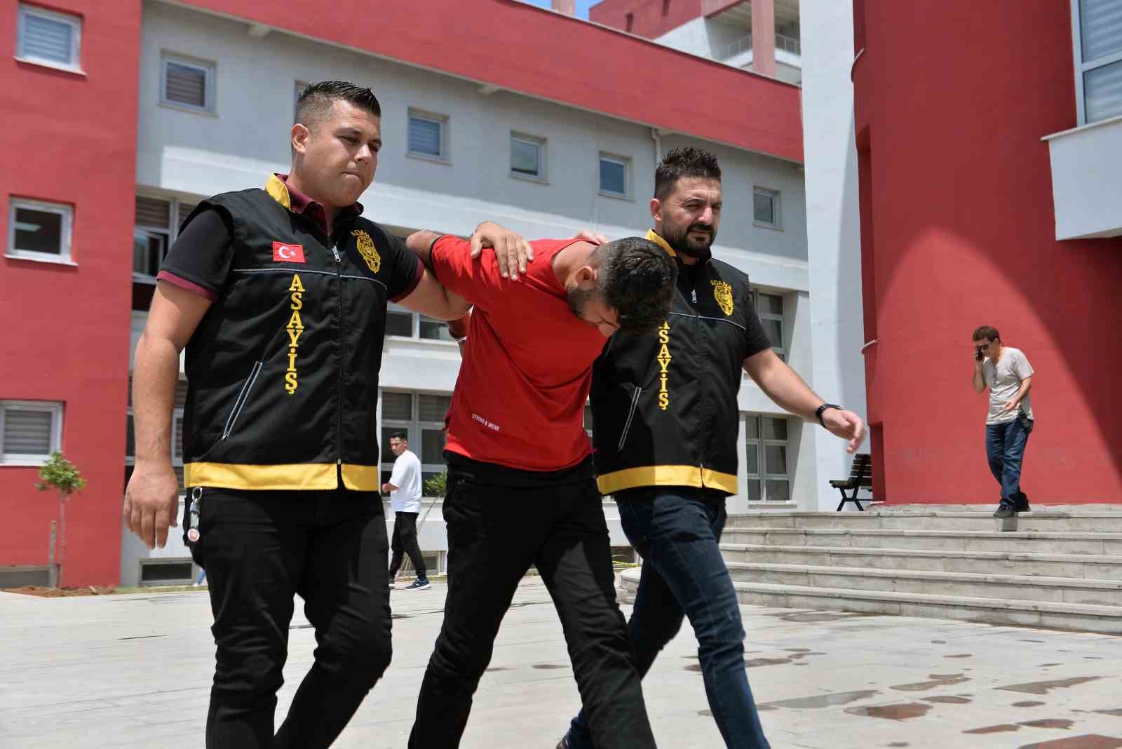 Arsızca, takip ettiği kadının sırt çantasındaki telefonu çalıp kaçtı!