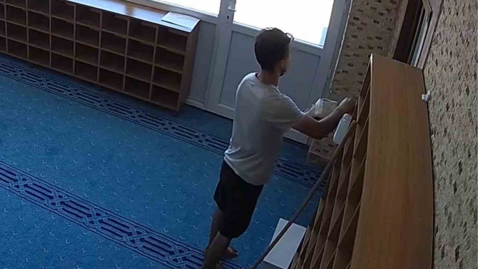 Camiye giren akıllı hırsız kapıyı açamayınca parmak izlerini temizledi!