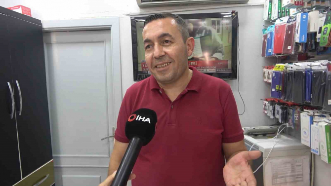 "Kirlenmesin" diye terliklerini çıkartarak iş yerine giren yaşlı kadın: "Kızarlar diye korkuyorum"