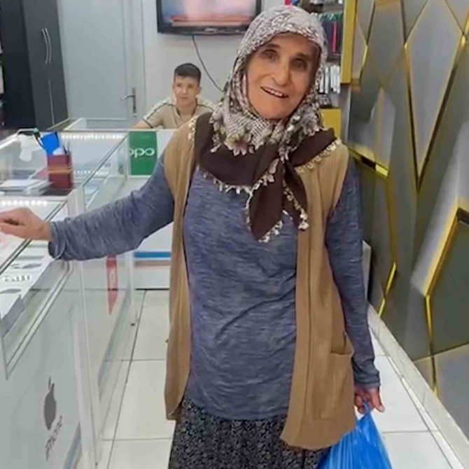 "Kirlenmesin" diye terliklerini çıkartarak iş yerine giren yaşlı kadın: "Kızarlar diye korkuyorum"