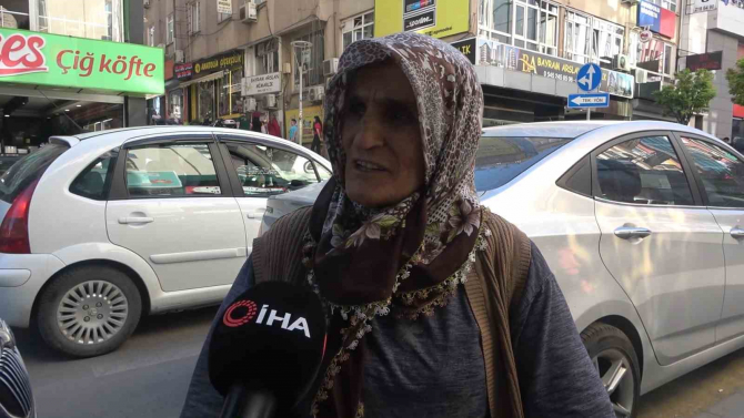 "Kirlenmesin" diye terliklerini çıkartarak iş yerine giren yaşlı kadın: "Kızarlar diye korkuyorum"