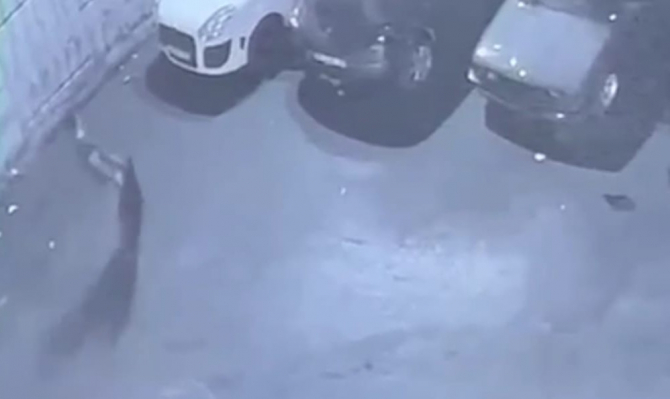 Mazgal hırsızları bu kez Sultangazi’de hortladı! 75 kiloluk mazgalı böyle çaldı! Esnaf nöbette