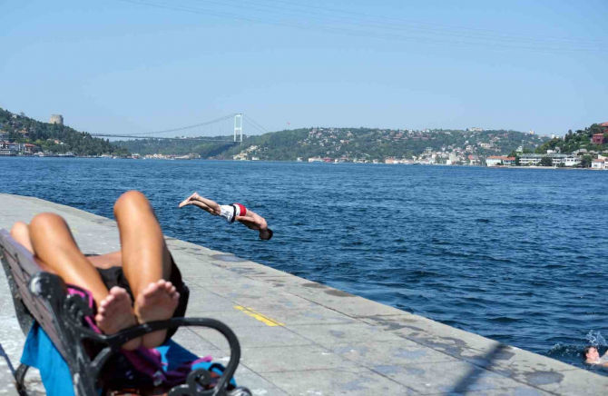 Mega kent İstanbul ‘Eyyam-ı Bahur’ sıcaklıklarının etkisinde! Bunalan vatandaşlar ise çareyi denize girmekte buldu
