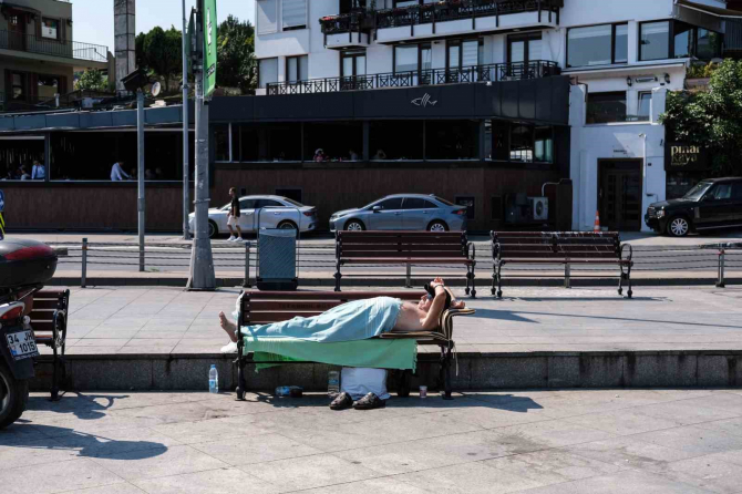 Mega kent İstanbul ‘Eyyam-ı Bahur’ sıcaklıklarının etkisinde! Bunalan vatandaşlar ise çareyi denize girmekte buldu